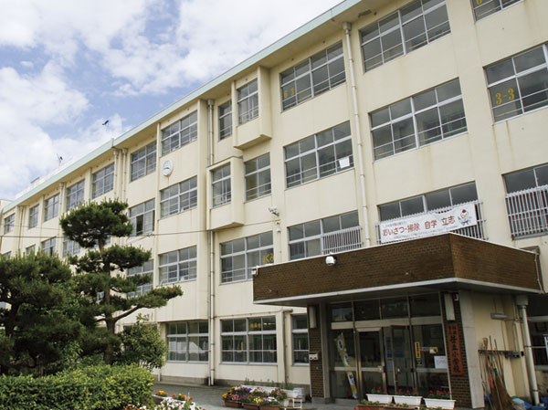Surrounding environment. Municipal Sasaoka elementary school (about 1020m ・ Walk 13 minutes)