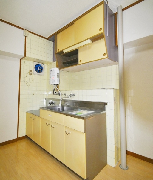 Kitchen. Two-burner stove can be installed