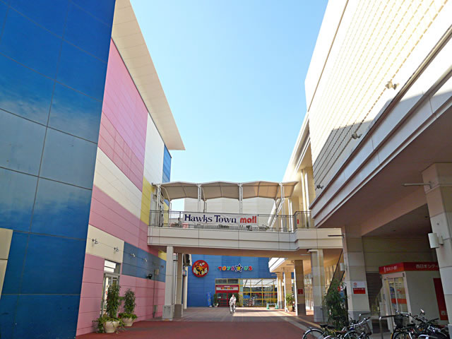 Shopping centre. 850m until the Hawks Town Mall (shopping center)