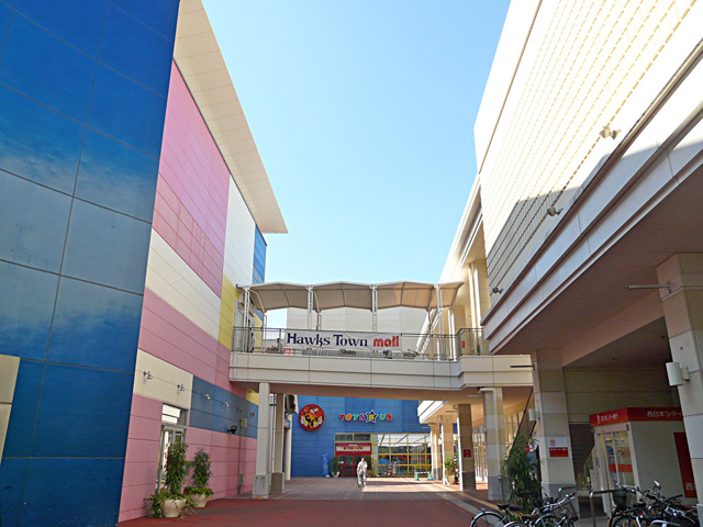 Shopping centre. 620m until the Hawks Town Mall (shopping center)