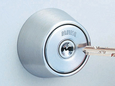 Security.  [Dimple cylinder] The key to the entrance door has a number of key differences between the 100 billion ways, Replication has adopted a dimple key that is difficult. Also, It has excellent operability for the reversible type. (Same specifications)