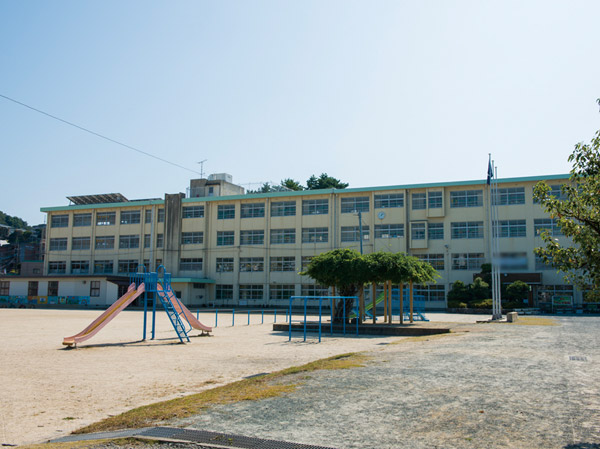 Surrounding environment. Sasaoka elementary school (about 320m / 4-minute walk)