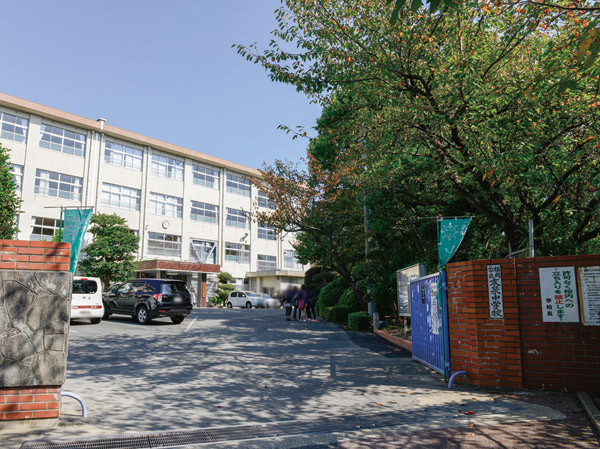Surrounding environment. Tomoizumi junior high school (about 930m / A 12-minute walk)