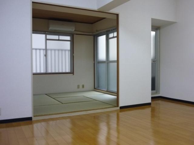 Non-living room. Bright Japanese-style room in the two-sided window
