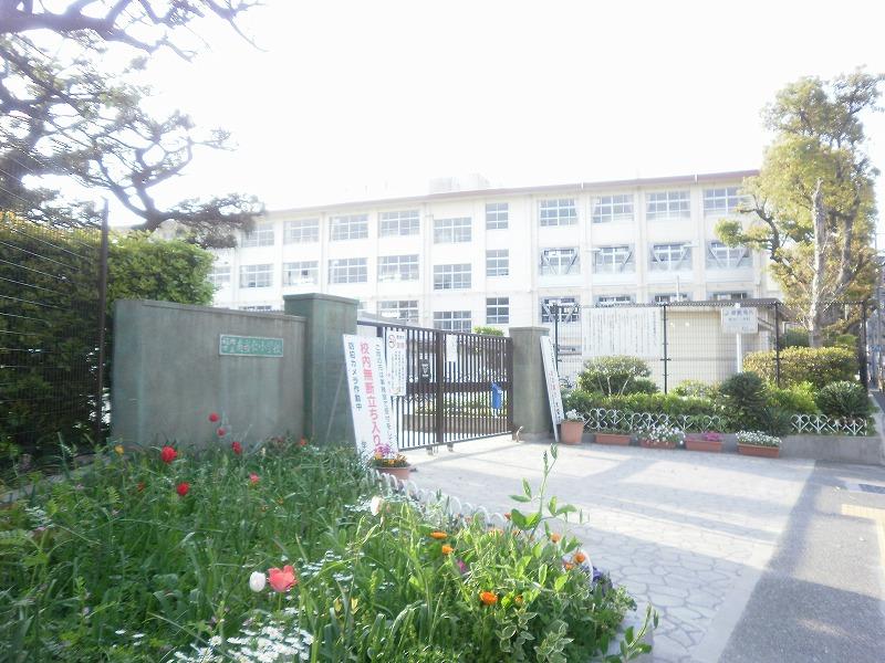 Primary school. Minami This Hitoshi elementary school 12 minutes' walk