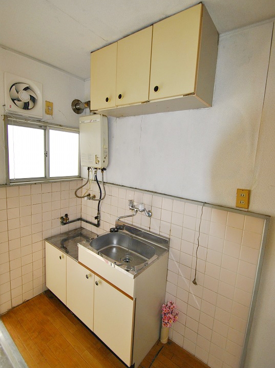 Kitchen. 2-neck is a gas stove can be installed