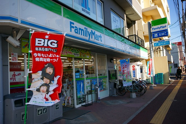 Convenience store. FamilyMart platinum-chome store up (convenience store) 208m