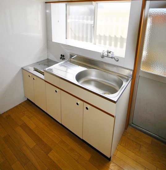 Kitchen. 2-neck is a gas stove can be installed