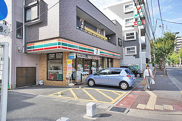 Convenience store. 150m to Seven-Eleven (convenience store)