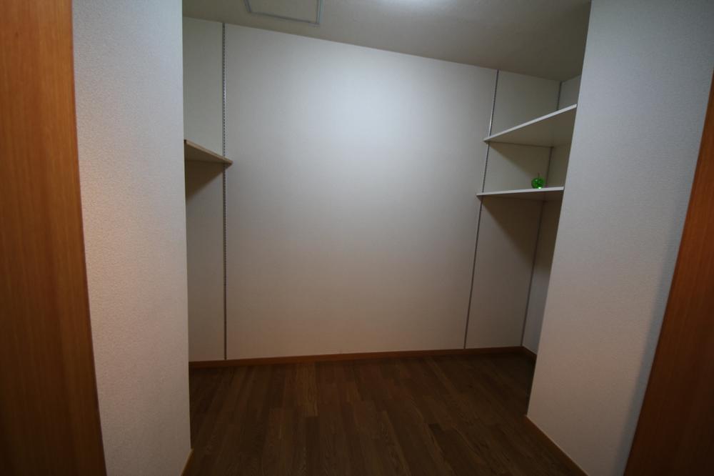 Receipt. Spacious walk-in closet in the hallway ☆