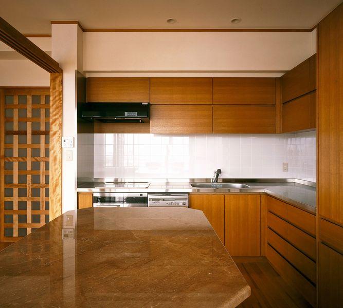 Kitchen. An easy-to-use counter to the storage of large capacity were installed in the center