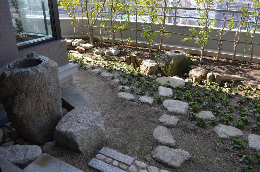 Garden. It has also been installed Tsuboniwa in addition to the garden balcony