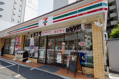 Convenience store. Seven-Eleven Fukuoka Saki 1-chome to (convenience store) 131m