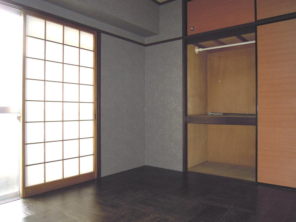 Non-living room. It is the room of the Japanese-style to spend a relaxing time.