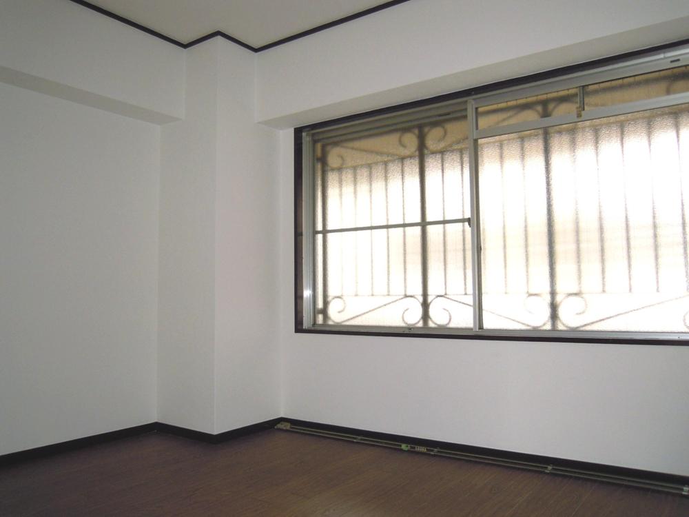 Non-living room. Windows that are spacious.