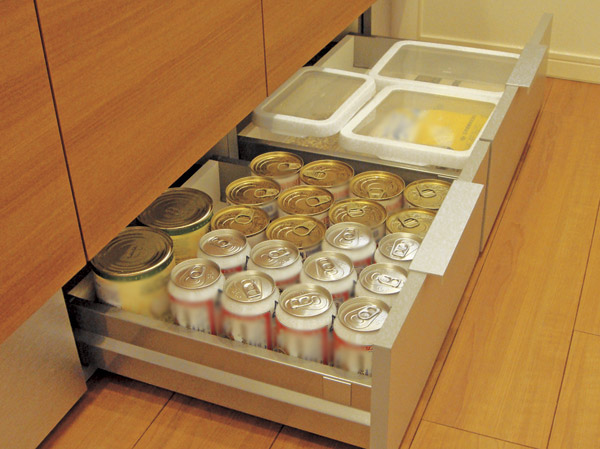 Kitchen.  [Skirting storage] Effective use of become dead space "skirting" part. It has secured a storage space that can be stored heavy objects, such as canned or platter.