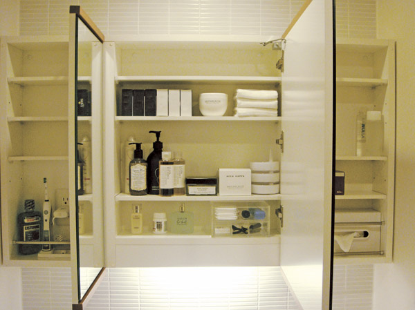 Bathing-wash room.  [Three-sided mirror with vanity] All the inside of the door of the three-sided mirror has become a storage space. You can organize easier to see, such as cosmetics and accessories. Charging can be outlet Ya while accommodating, Equipped with such as tissue box space.