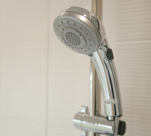 Bathing-wash room.  [Hand water stop with multi-function shower head] Massage water discharge, Spray water discharge, It has adopted a multi-function type, such as I had the water discharge. Also, To be able to save water while using comfortable, Bathroom of shower head, Jetted with the switch of the grip portion ・ Adopt a type that can stop water. ON at hand / Since the one-touch system that can OFF operation, It is easy to water-saving can be economically.