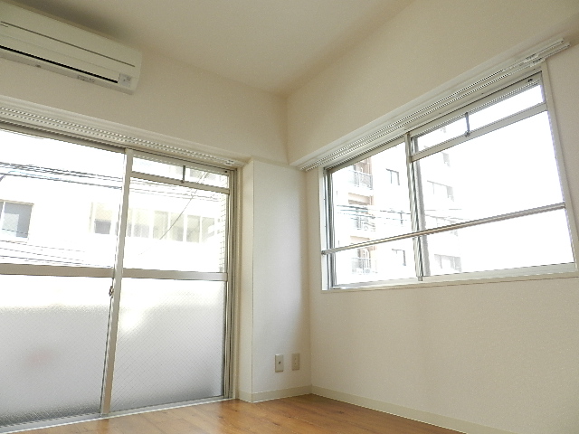 Other room space. Tenjin within walking distance, It is quiet at night.