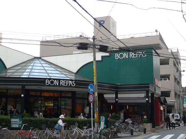 Supermarket. 700m until the food hall Bonrapasu Yakuin store (Super)