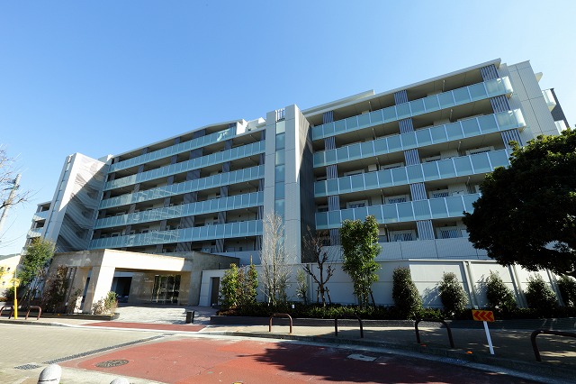 Building appearance. Subway Nishijin Station a 10-minute walk! 