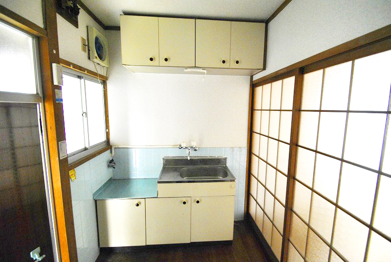 Kitchen. 2-neck is a gas stove can be installed