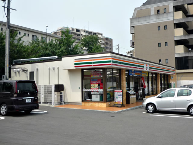 Convenience store. 300m to Seven-Eleven (convenience store)