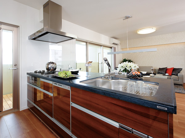 Kitchen.  [kitchen] Face-to-face kitchen overlooking from the LD to Japanese-style, Easy to care and cleaning, Easy-to-use facilities and storage capacity is also attractive. To up the daily housework efficiency of Mrs., It is a kitchen that can be comfortably fun dishes.