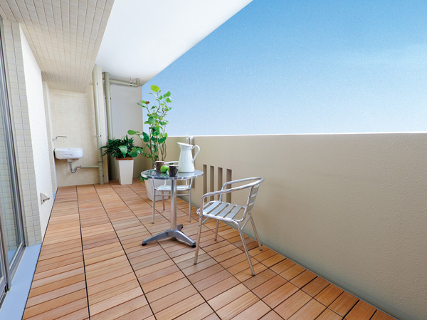 balcony ・ terrace ・ Private garden.  [balcony] Balcony ensure the size of the margin to bring the time of life easier. Gardening, By leveraging as a place for a cafe terrace or hobby, A wider range to enjoy the balcony. Slop sink and waterproof outlet is standard equipment.  ※ Balcony wall will be glass handrail.