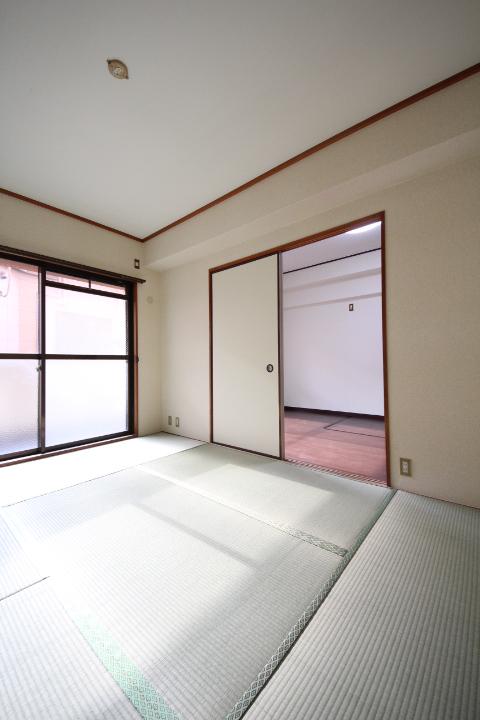 Non-living room. Right back Japanese-style room