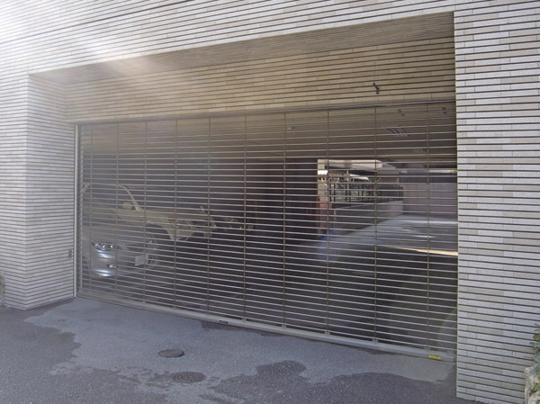 Buildings and facilities. The entrance of the parking lot, Installing the pipe shutter parking gate to floating luxury to prevent the suspicious person of the intrusion (same specifications)