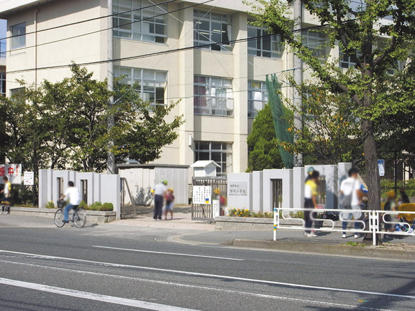 Surrounding environment. Large-scale school more than children number 1,000 (fiscal 2011 currently), Naka until elementary school 3-minute walk. Closeness of Naka to the junior high school is about 60m. And educational facilities are dotted within walking distance, Enhancement of the child-rearing environment (Photo Naka elementary school 3-minute walk About 190m)