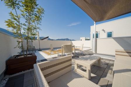 Garden. Rooftop relaxed views and exhilarating sense of openness can enjoy the, It is utilized as another living "Osora living". Or a meal inviting friends, And or children and astronomical observation, It is to enrich life. "Using our model photo"