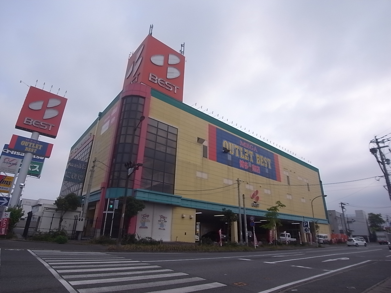 Home center. 674m until the mega outlet Best Hakataminami store (hardware store)