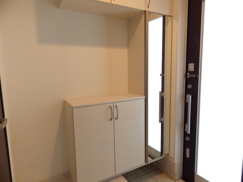 Entrance. Full-length mirror with shoe BOX