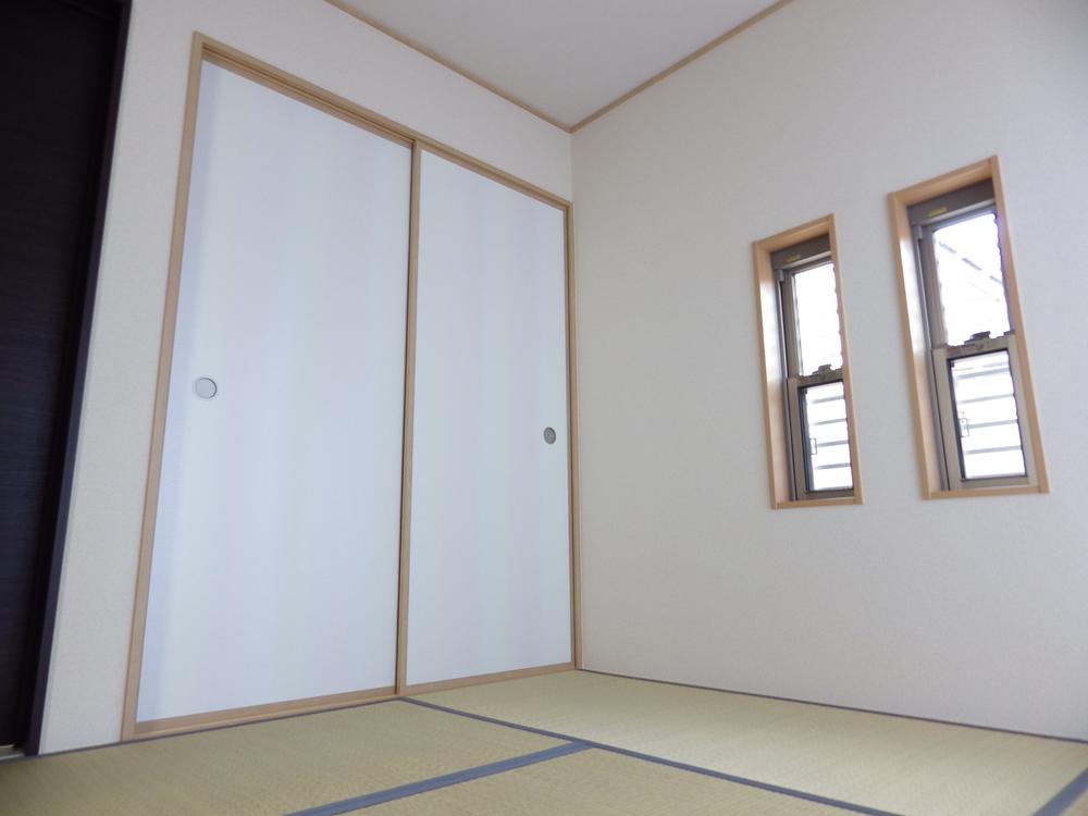 Non-living room. Japanese-style room is convenient because there is a futon also enter closet. 