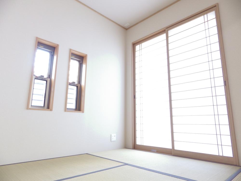 Non-living room. Bright Japanese-style room will come in handy at the time of visitor. 