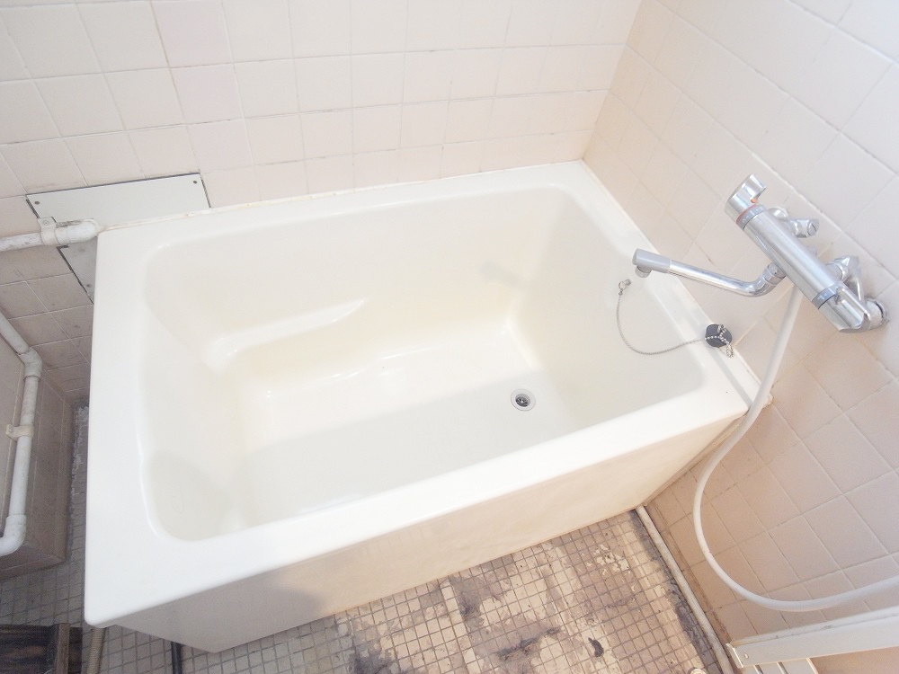 Bath. Thermostatic Faucets ・ Windowed bathroom