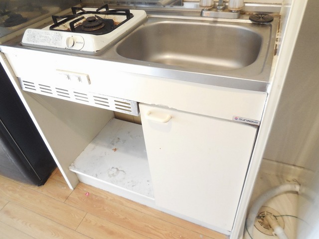 Kitchen. It comes with 1 lot gas stoves