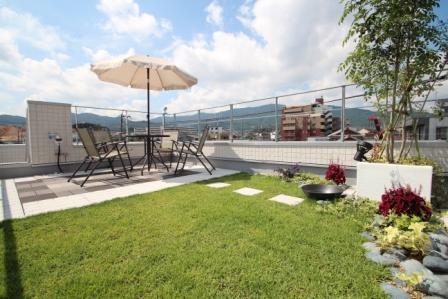 Garden. Rooftop relaxed views and exhilarating sense of openness can enjoy the, It is utilized as another living "Osora living". Or a meal inviting friends, And or children and astronomical observation, It is to enrich life. "Using our model photo"