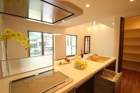 Living. Very bright and open impression in a synergistic effect of the large windows and atrium. The luxury of time is the time of relaxation ・ ・ . (Use our model photo)