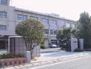 Junior high school. Municipal Yoshizuka until junior high school (junior high school) 860m