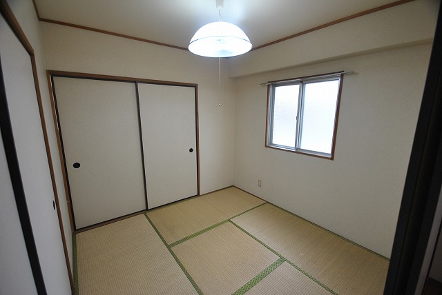 Other room space. Because the corner room is equipped with a window to Japanese-style room!