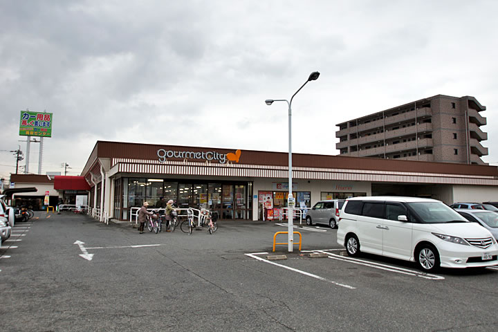 Supermarket. 500m to gourmet City Minami-Fukuoka store (Super)