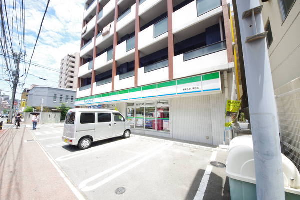 Convenience store. FamilyMart Hakata Yayoi street store up to (convenience store) 137m