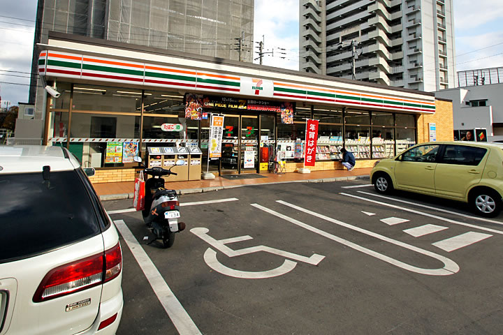 Convenience store. Seven-Eleven Fukuoka messing 3-chome up (convenience store) 500m