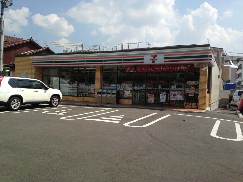 Convenience store. OK at 350m spacious parking lot walk even if the car until the Seven-Eleven! ?