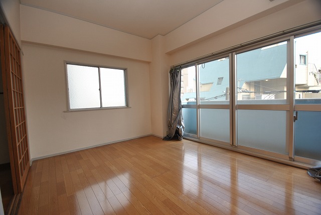Living and room. It is very bright because the window is large!