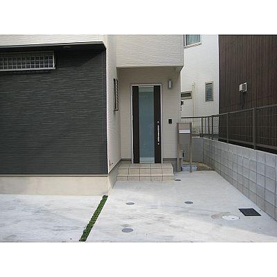 Entrance. Entrance before equipped with a parking space of 2 cars!