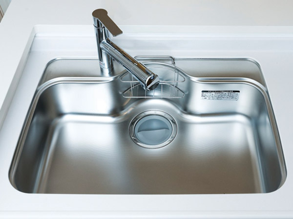 Kitchen.  [Wide sink] Wide size of the kitchen sink width 760mm. Less likely to be damaged by embossing, Bottom back is stuck silent sheet sound of water is reduced. (Same specifications)